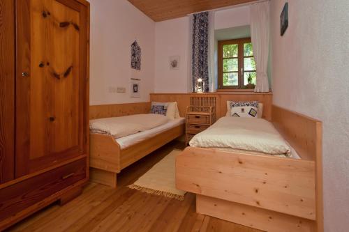 1 dormitorio con 2 camas y ventana en Hof Wieser, en Patergassen
