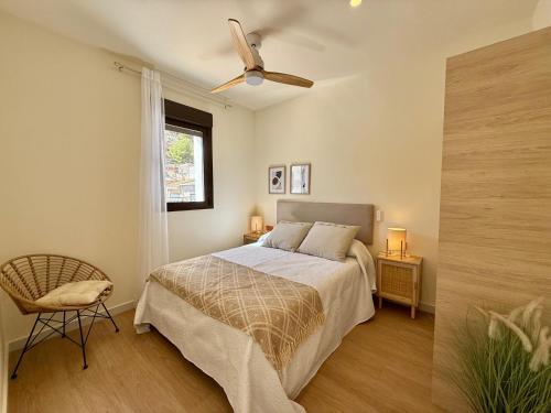 a bedroom with a bed and a ceiling fan at Casa Pilara Alojamiento rural in Callosa de Segura