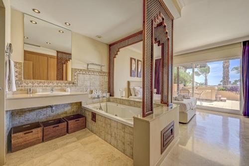 2 Beds with Sea View, Pool, close to Beach