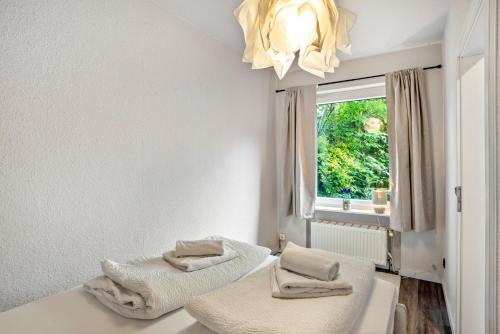 a room with two beds and a window at Kleine Seeperle in Quickborn