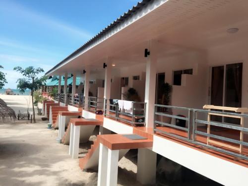 a row of benches on the side of a building at Nice Sea Resort in Srithanu