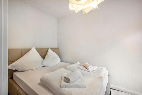 a room with a bed with towels on it at Kleine Seeperle in Quickborn