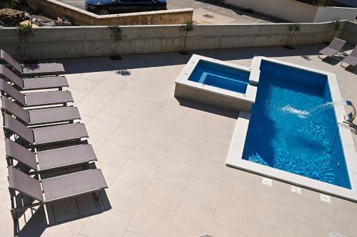 Apartments Ante with pool and jacuzzi