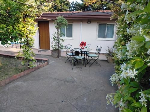 a patio with a table and chairs in front of a house at Il Gelsomineto dell'Etna in Nicolosi