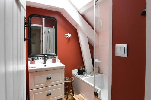 a bathroom with a sink and a mirror at Cottages Croix L'abbé, les Mouettes in Saint-Valéry-sur-Somme