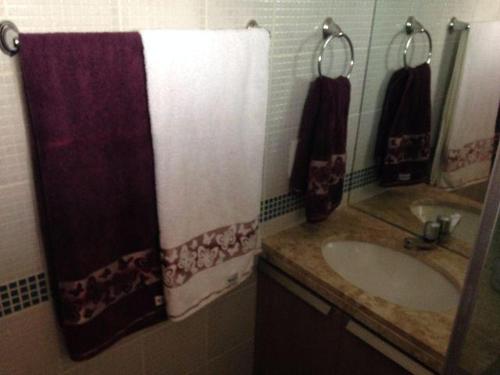 Ένα μπάνιο στο Wintterville Apartamento Térreo 13J para até 6 pessoas