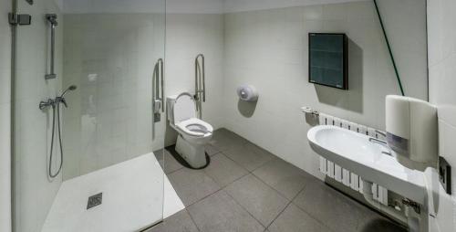a bathroom with a toilet and a sink at Albergue Peregrinos San Francisco de Asis in León
