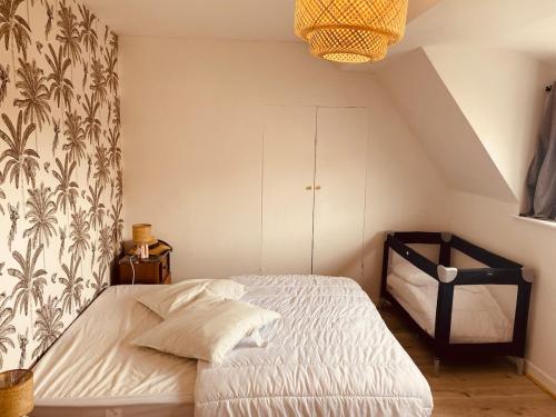 a bedroom with a bed in a room at Cap d'Equih' in Équihen-Plage