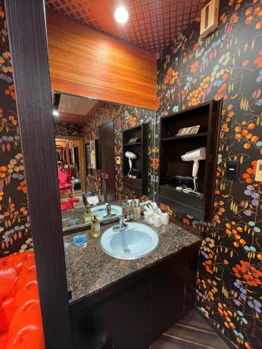a bathroom with a sink and a mirror at ホテル ダブルイン茨木 in Ibaraki