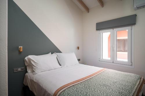 a bedroom with a bed and a window at MustBe CFU Studios in Danilia