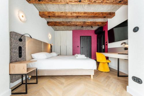 a hotel room with a bed and a desk at Art Queen Aparthotel in Krakow