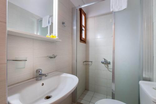 une salle de bains avec baignoire, lavabo et toilettes dans l'établissement Pramataris, à Monemvasia
