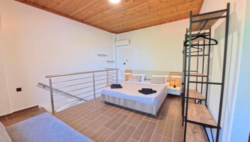 a bedroom with a bed and a ladder in a room at Villa del Vino in Mikrós Prínos