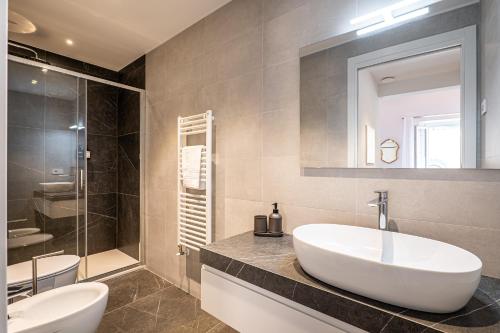Luxury Apt 100m from Duomo, PS5 and Fitness Zone