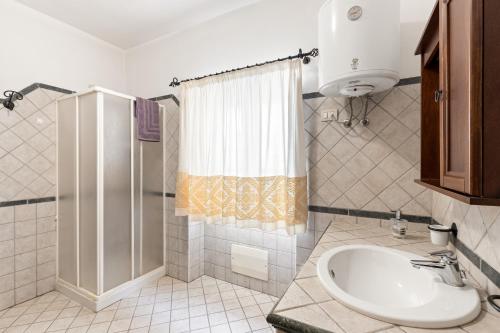 a bathroom with a shower and a sink at Grande Casa Nel Villaggio in Scano Montiferro