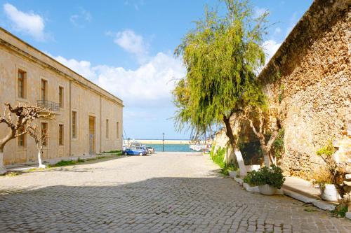 Archoleon Cozy Harbour Apartment