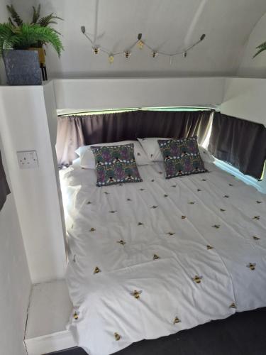 a large white bed with pillows on it in a bedroom at Wake up with Wallabies in Par