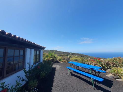 a blue bench sitting on the side of a house at Casa Glorieta in Los Llanos de Aridane