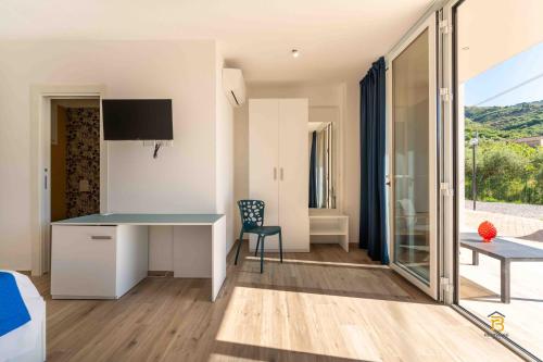 Zenit - Rooms and Pool