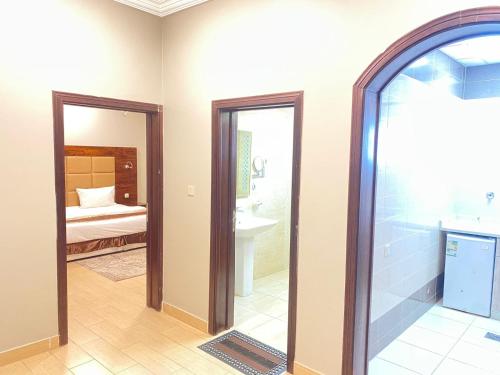 a bathroom with a shower and a sink and a mirror at فندق فاتوران فرع ينبع in Yanbu