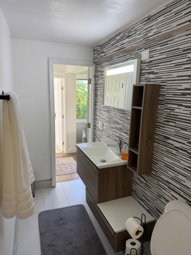 a bathroom with a sink and a mirror at Flip Flops 1 mile beach stadium close in Hollywood