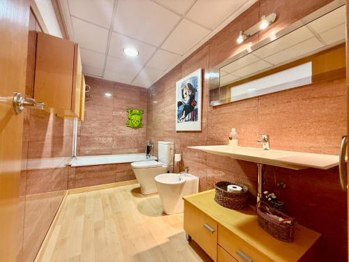 a bathroom with a toilet and a sink at Apartamento con encanto in Monte San Miguel