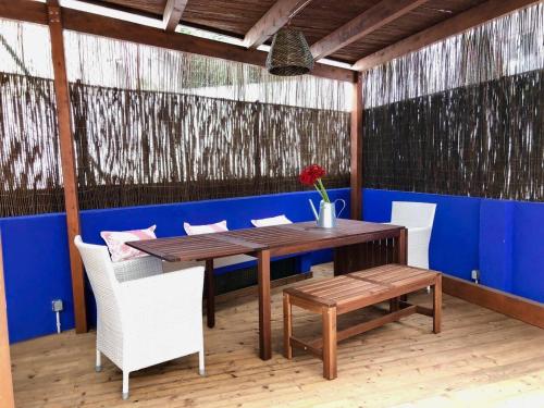 Charming terrace flat. Central & trendy location.