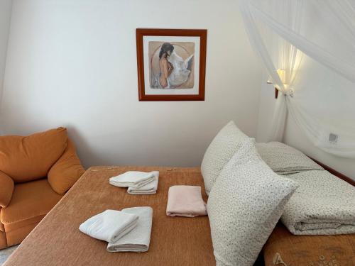 a room with a couch and a table with towels at Pensjonat Perła in Pobierowo