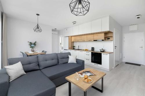 Przestronny Apartament z Klimatyzacją, Balkonem i Parkingiem by Noclegi Renters