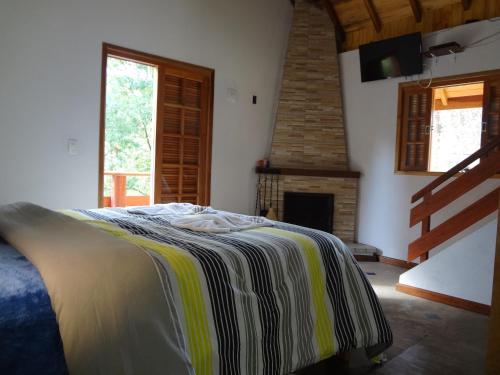 Tempat tidur dalam kamar di Pousada São Luiz - Monte Verde