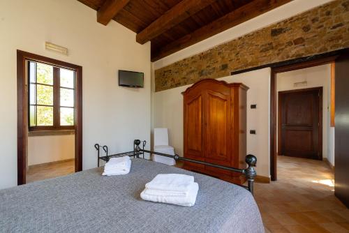ein Schlafzimmer mit einem Bett, auf dem zwei Handtücher liegen in der Unterkunft Hotel Dei Templi in Paestum