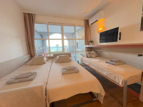 Ground floor with sea view and pools in Cap Esterel