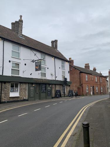 eine leere Straße vor einem Gebäude in der Unterkunft The Fox and Maple in Wickwar