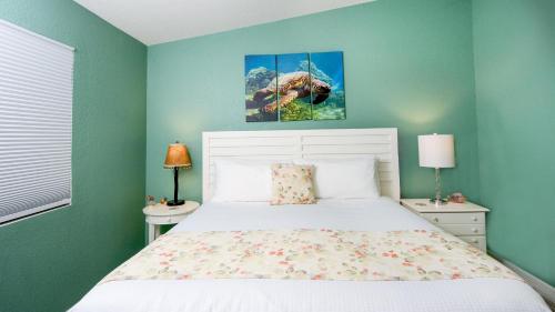 a bedroom with a white bed and two night stands at 802 Mariners Club in Key Largo