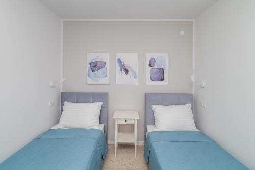 two beds sitting next to each other in a room at House Rosa in Mali Lošinj