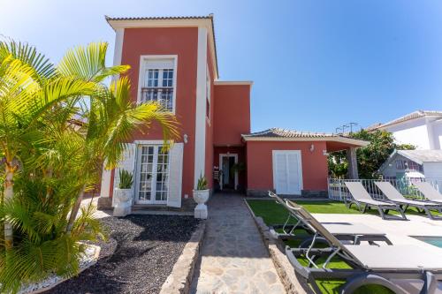 Maronata Villa with pool and children's playhouse