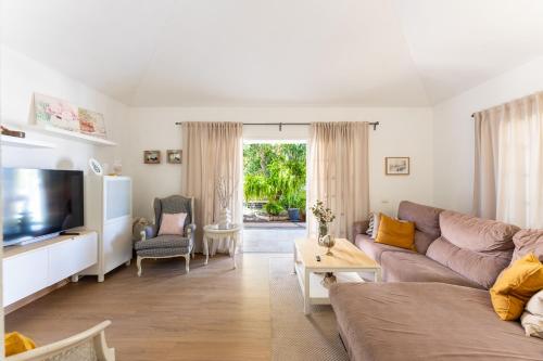 Maronata Villa with pool and children's playhouse