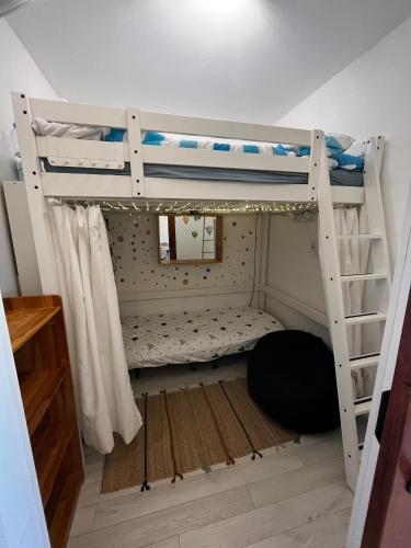 a room with two bunk beds in a room at Fenyves Bay Apartman in Balatonfenyves