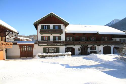 魯波爾丁的住宿－Ferienwohnungen Gastager，前面的地面上积雪的房子