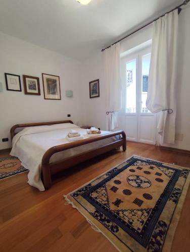 a bedroom with a bed and a window and a rug at La place du Coeur in Pont-Saint-Martin