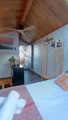 a bedroom with a bed and a desk and a ceiling at NEW Family Villa ideal para familias in Pineda de Mar