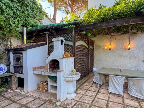 a outdoor kitchen with an oven and a table at Approdo in Ortona