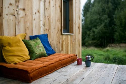 Urokliwy Tiny house na łące z widokiem na góry