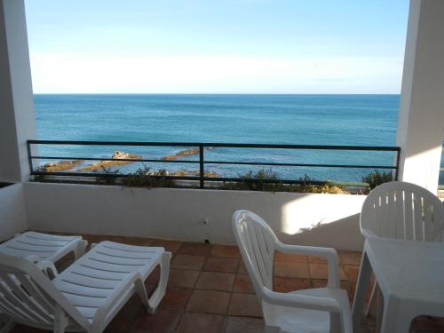 a balcony with chairs and a view of the ocean at Hotel Patricia in Torreguadiaro