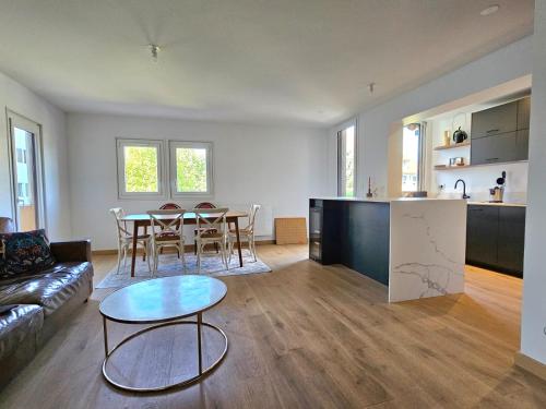 Renovated duplex, balcony, parking, 200m Lac d'Annecy