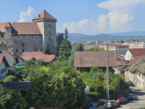 Renovated duplex, balcony, parking, 200m Lac d'Annecy
