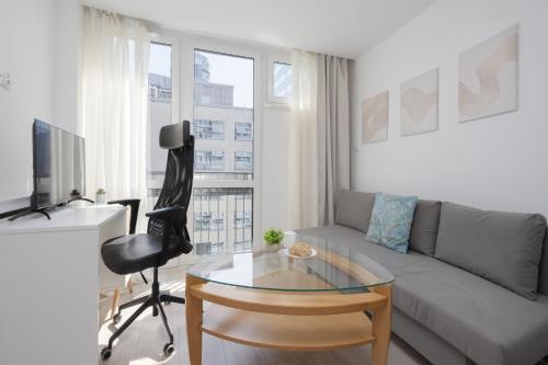Modern Apartment in Center, Remote Working, Smart TV & WiFi by Noclegi Renters