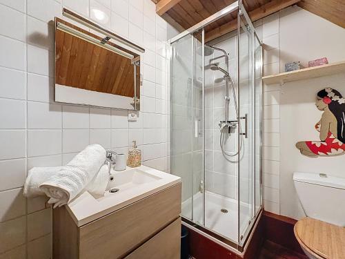 a bathroom with a sink and a shower at Villaloha - Appartement avec terrasse in Bray-Dunes