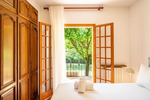 a bedroom with a bed and an open door at Majordoms Vila in Cornellá de Terri