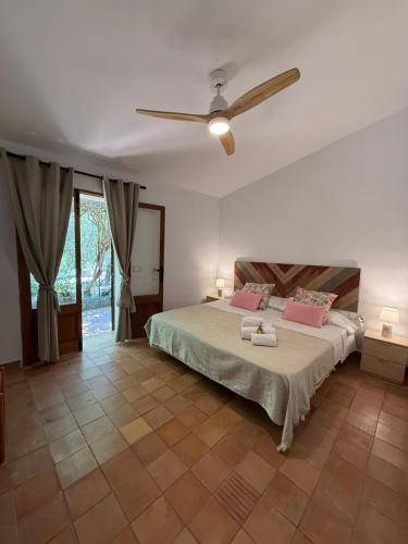 a bedroom with a bed and a ceiling fan at CAN TRUI Ca na Teresa in Pollença